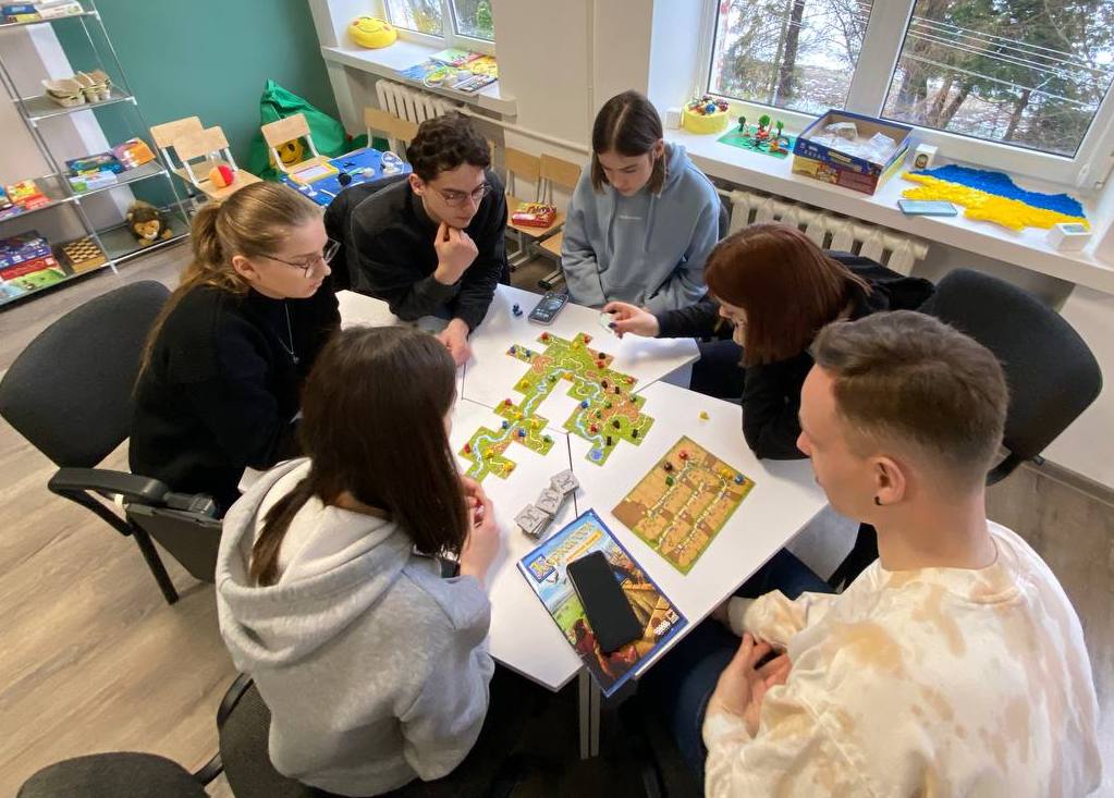 Учасники клубу грають у ''Каркассон''.